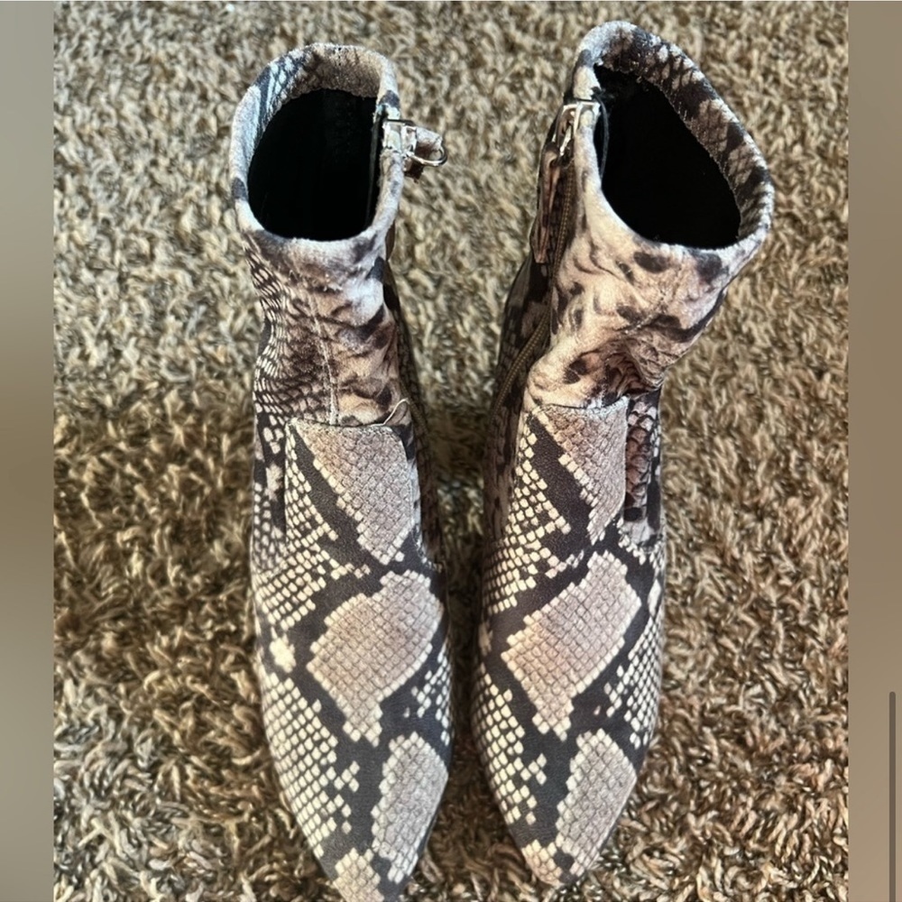 New✨ Steve Madden Snake Print Booties - Picture 2 of 5